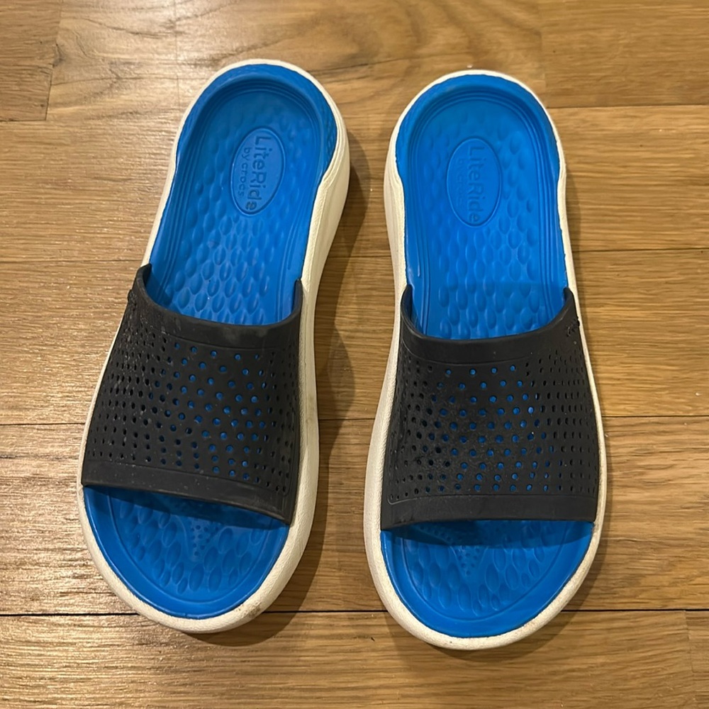 CROCS LiteRide blue slides